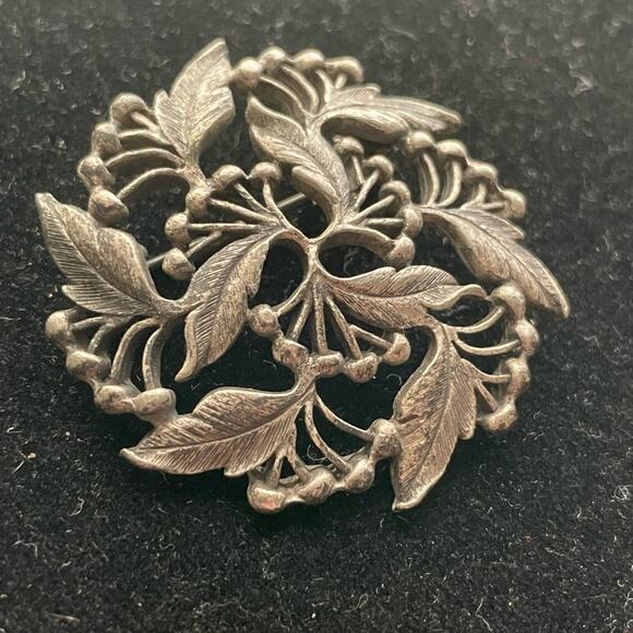 Vintage pewter Round holly berries brooch pin - Picture 3 of 6